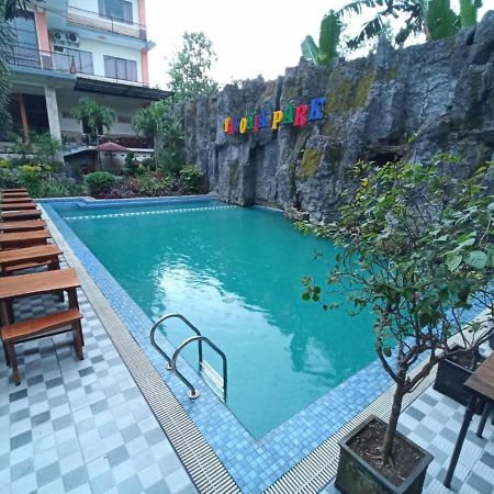 Grand Valonia Hotel Jember Luaran gambar